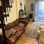 בית נופש Colourful Townhouse In Mountain Village Square