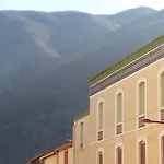 בית נופש Colourful Townhouse In Mountain Village Square *